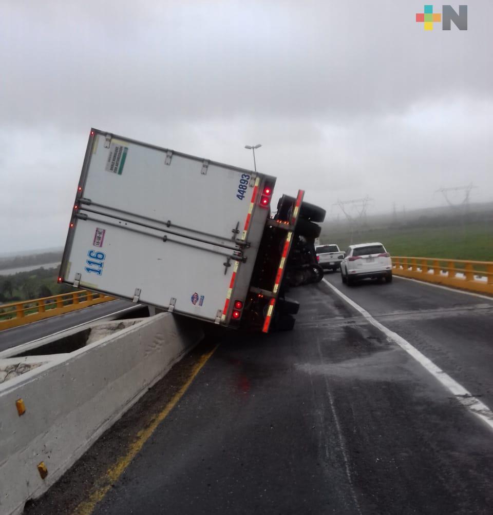Viento provocó volcadura de tráiler en autopista Nuevo Teapa – Cosoleacaque