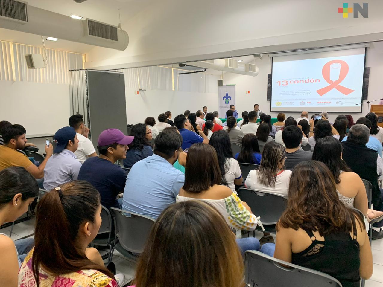 Imparten pláticas a estudiantes de la UV zona sur sobre uso del condón