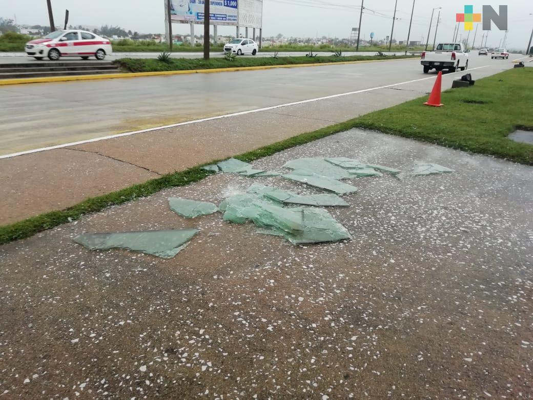 Caída de cables y espectaculares en Coatzacoalcos, por viento