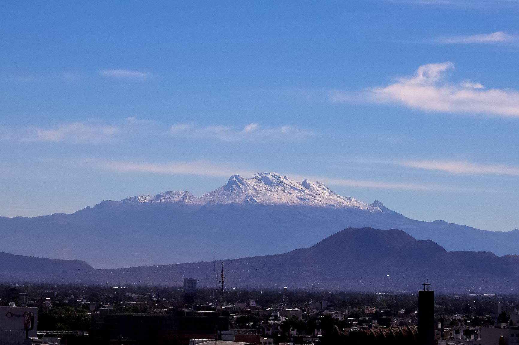 Cimas en México lucen cubiertas de nieve