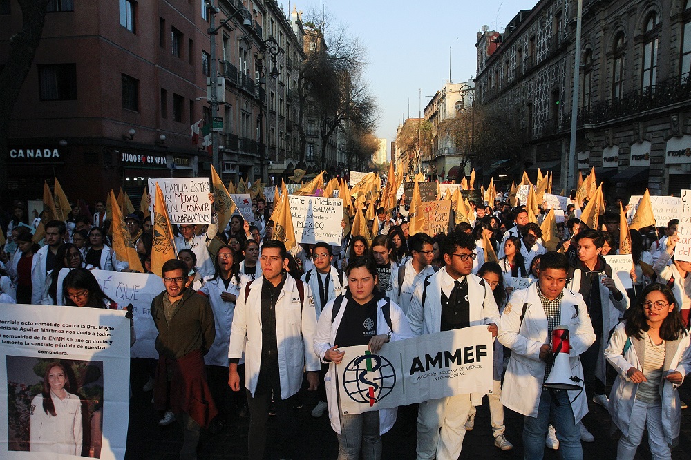 Estudiantes de medicina esperan en Palacio Nacional