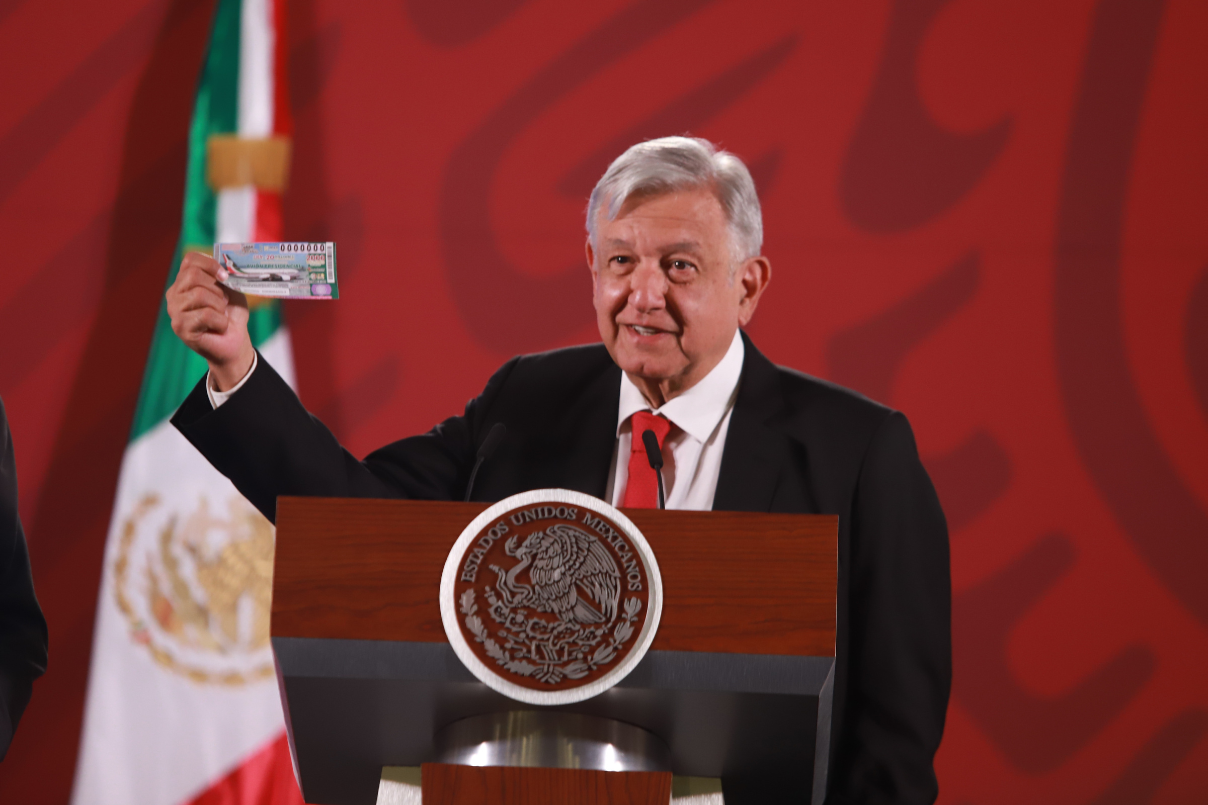 Compra AMLO primer boleto para rifa del equivalente al valor del avión