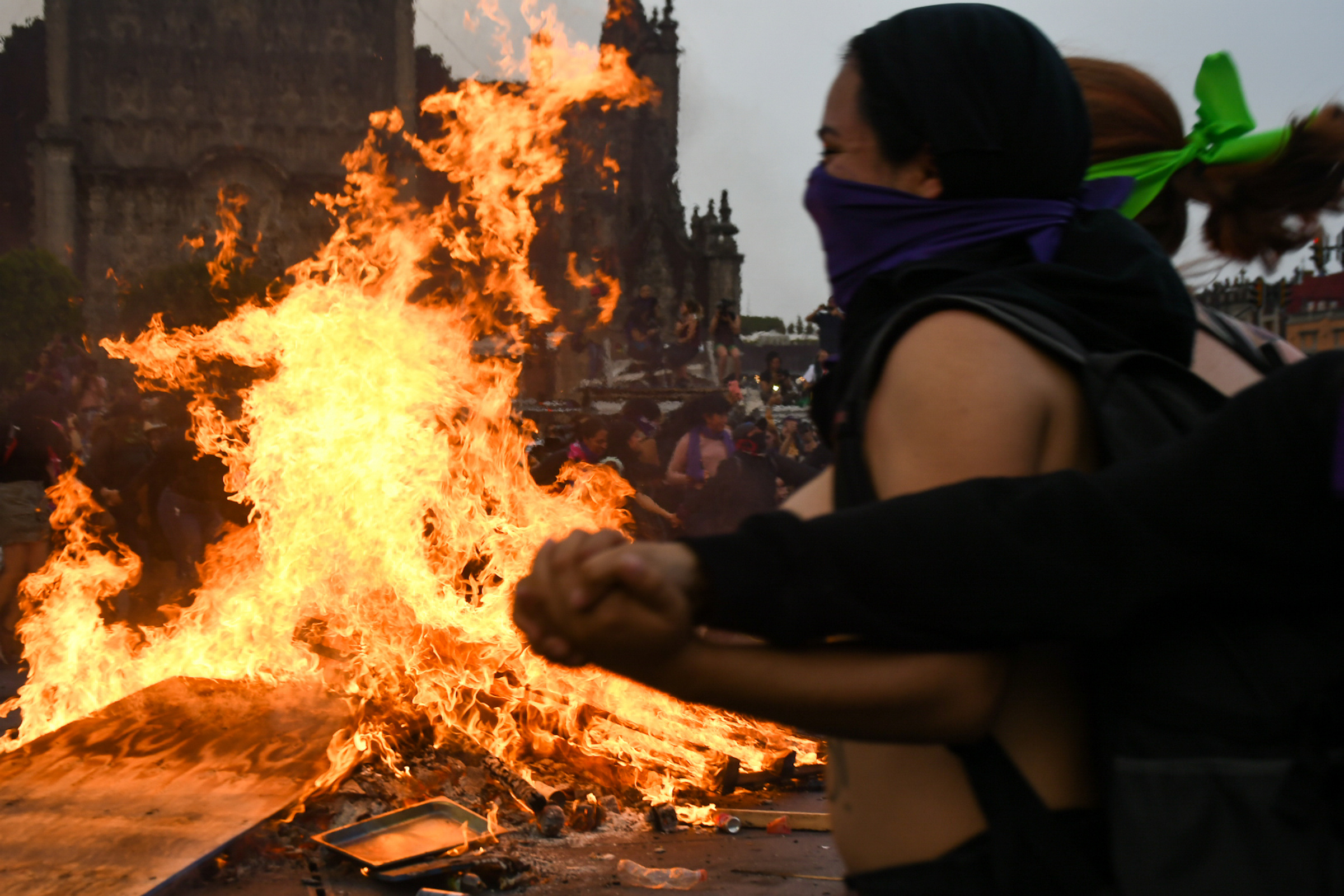 Mujeres vestidas de negro lanzan bombas molotov a Palacio Nacional