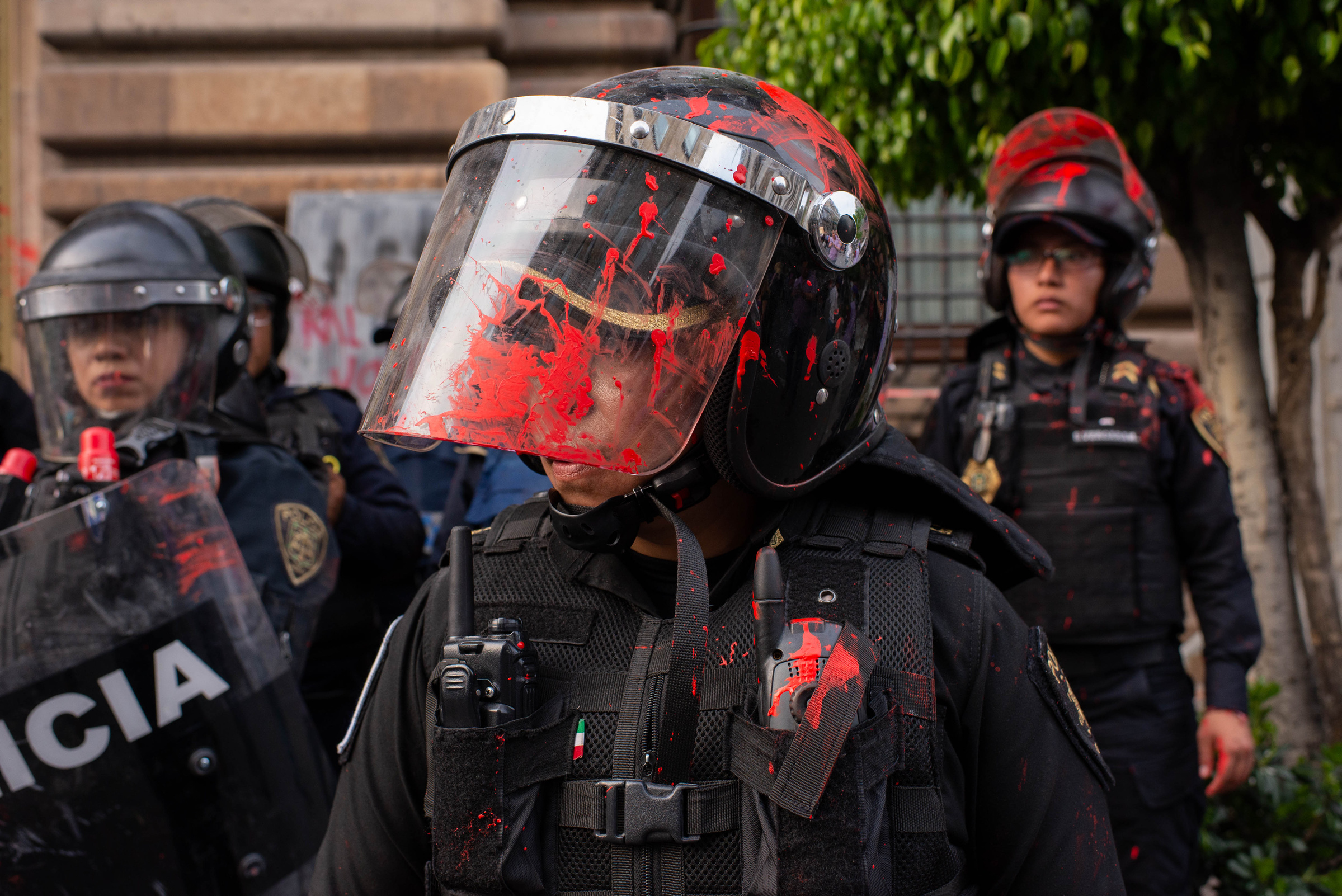 En marcha feminista no hubo represión, pese a provocaciones: AMLO