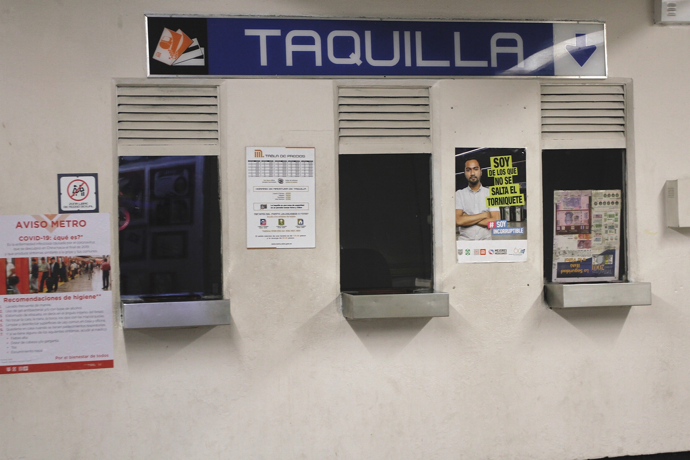 Dan paso libre en el Metro por taquilleras que se unen al paro