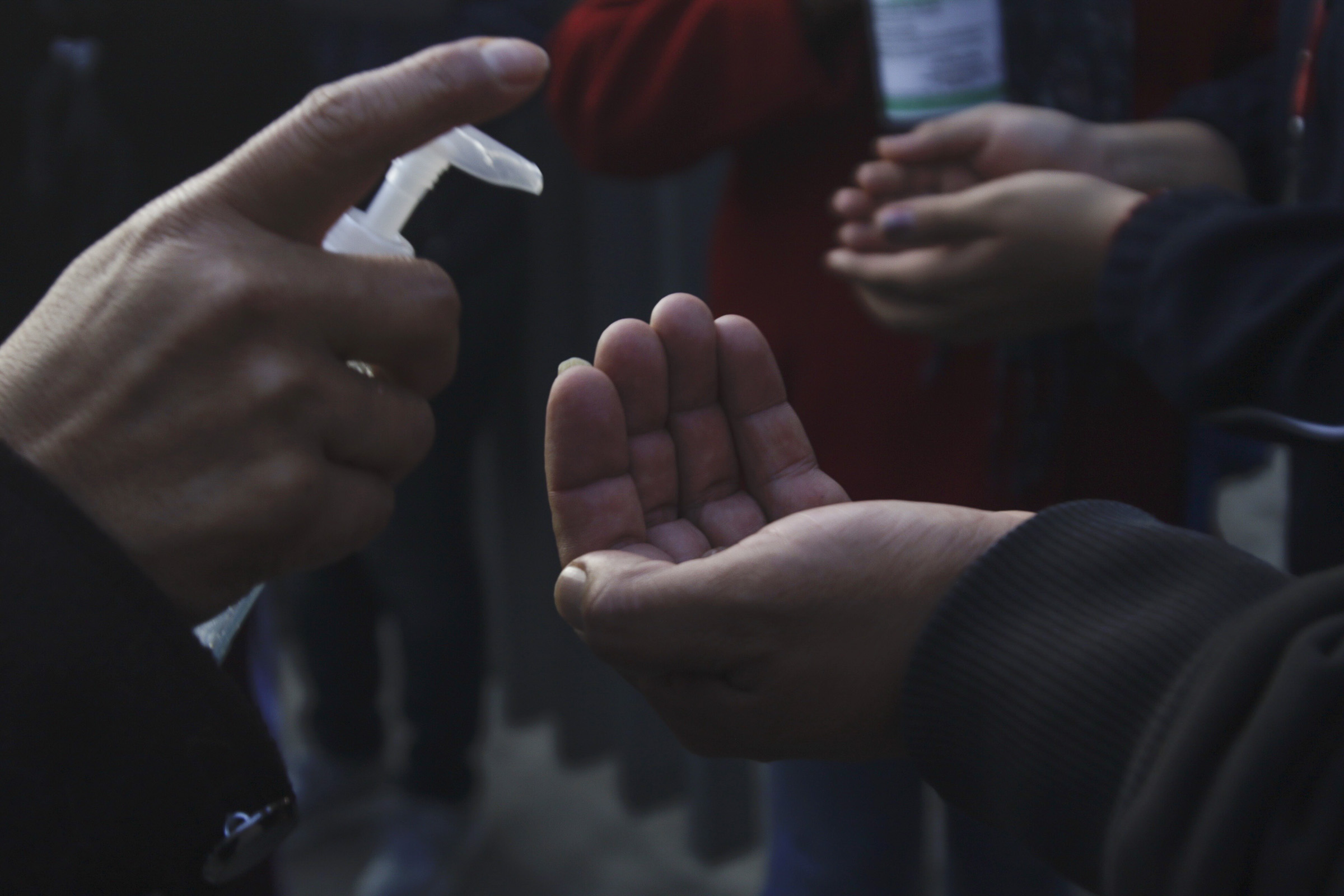 Universidad “Rafael Guízar y Valencia” entrega cubrebocas y gel antibacterial a la ciudadanía