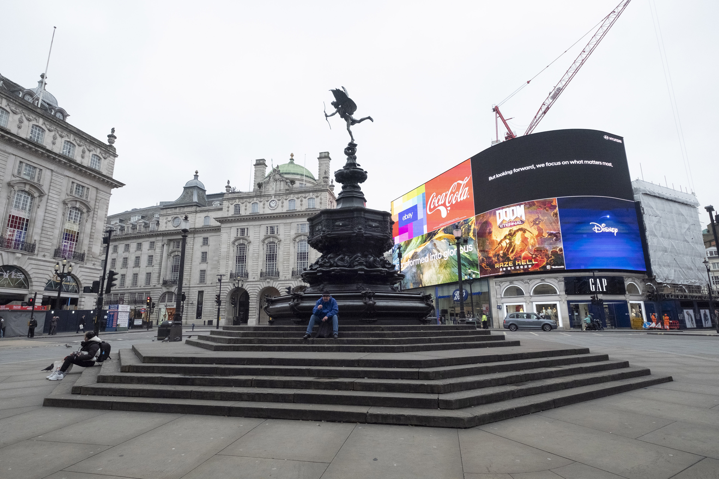 Reino Unido anuncia cierre de bares y restaurantes