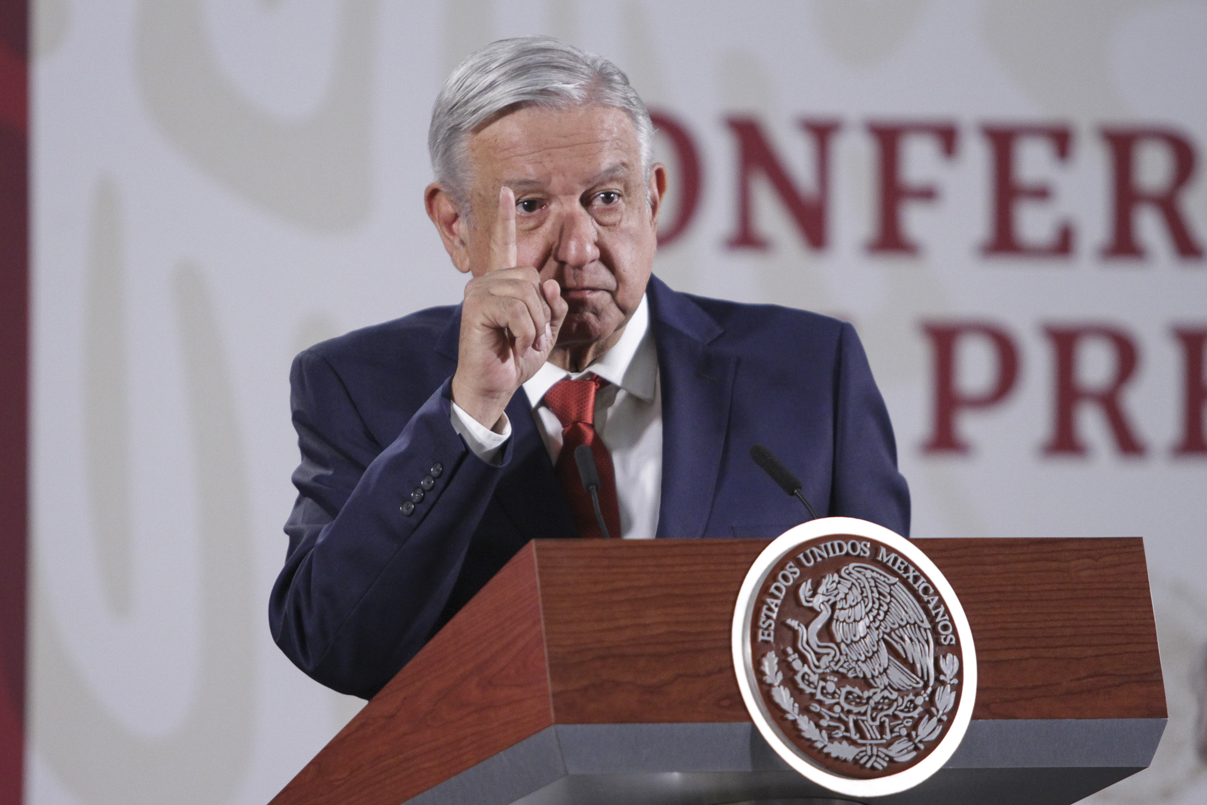 Agradece AMLO apoyo de empresarios regios y celebra baja inflación