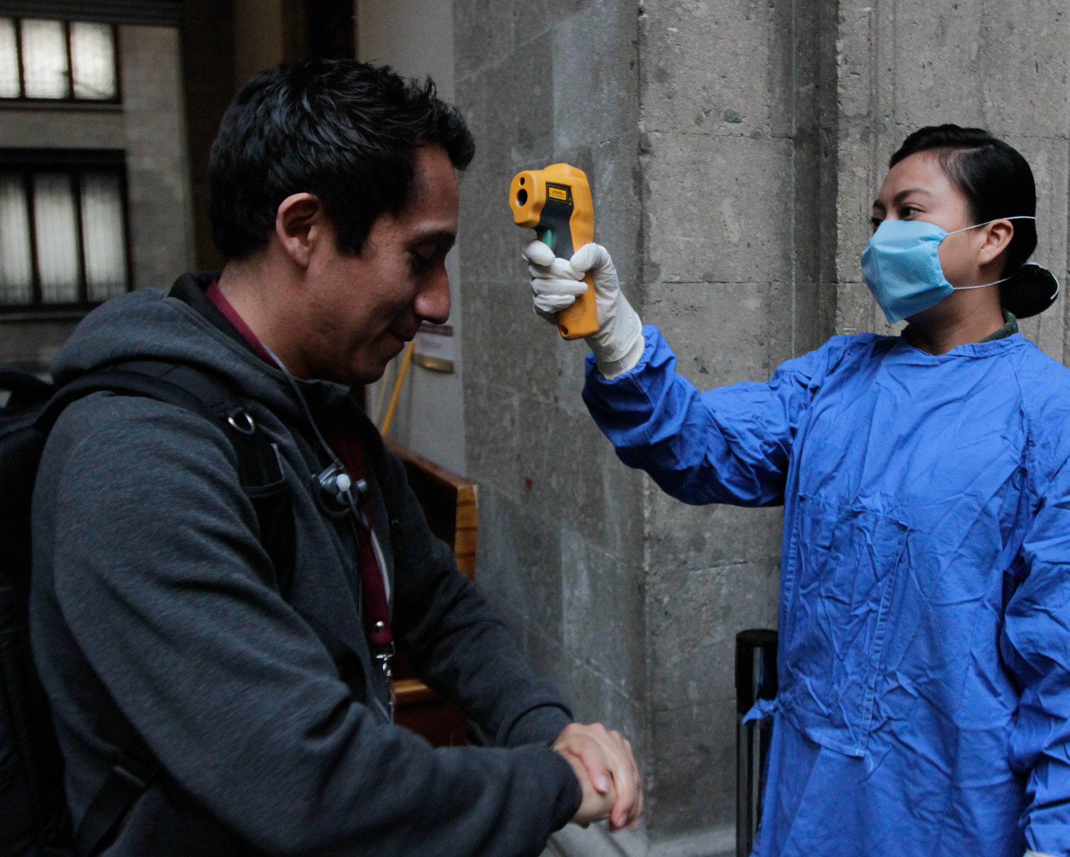 Tapetes satinizantes y tomas de temperatura, sugiere el IMSS para el reinicio de labores en empresas