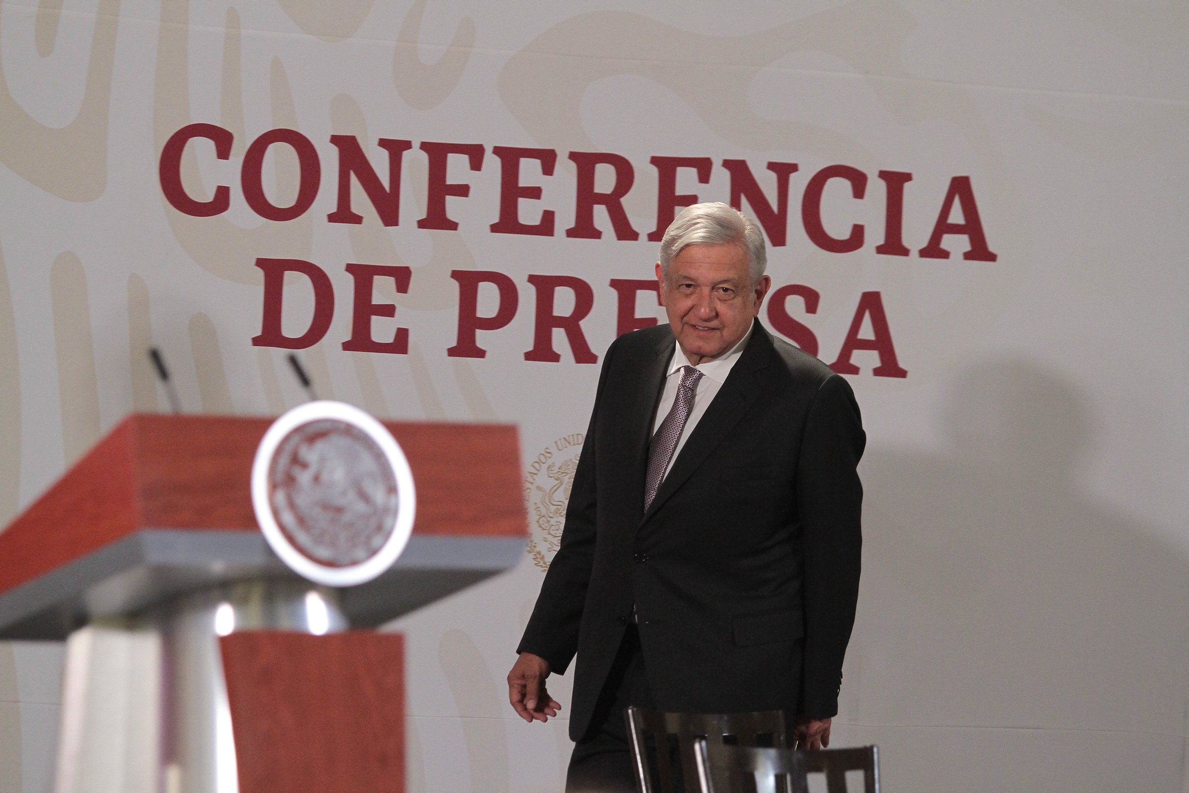 Por Covid-19, AMLO congela salarios de altos funcionarios