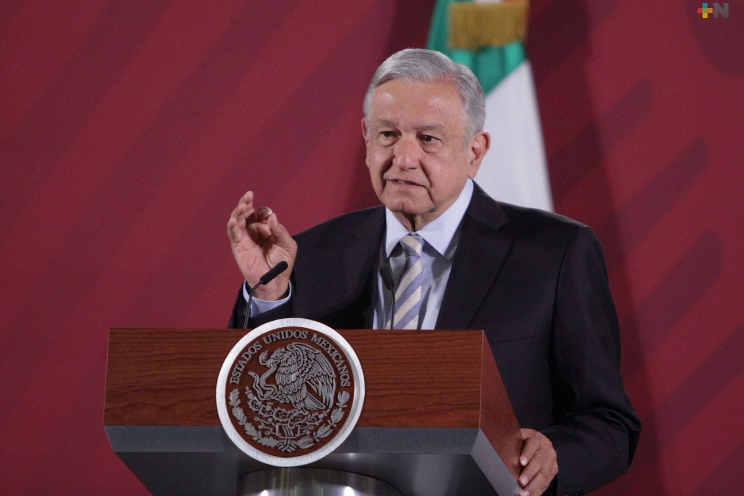 No despedir a empleados, llama López Obrador