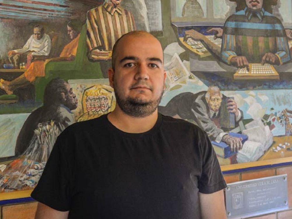 Alumno de la UV desarrolla videojuego para rehabilitación de dedos