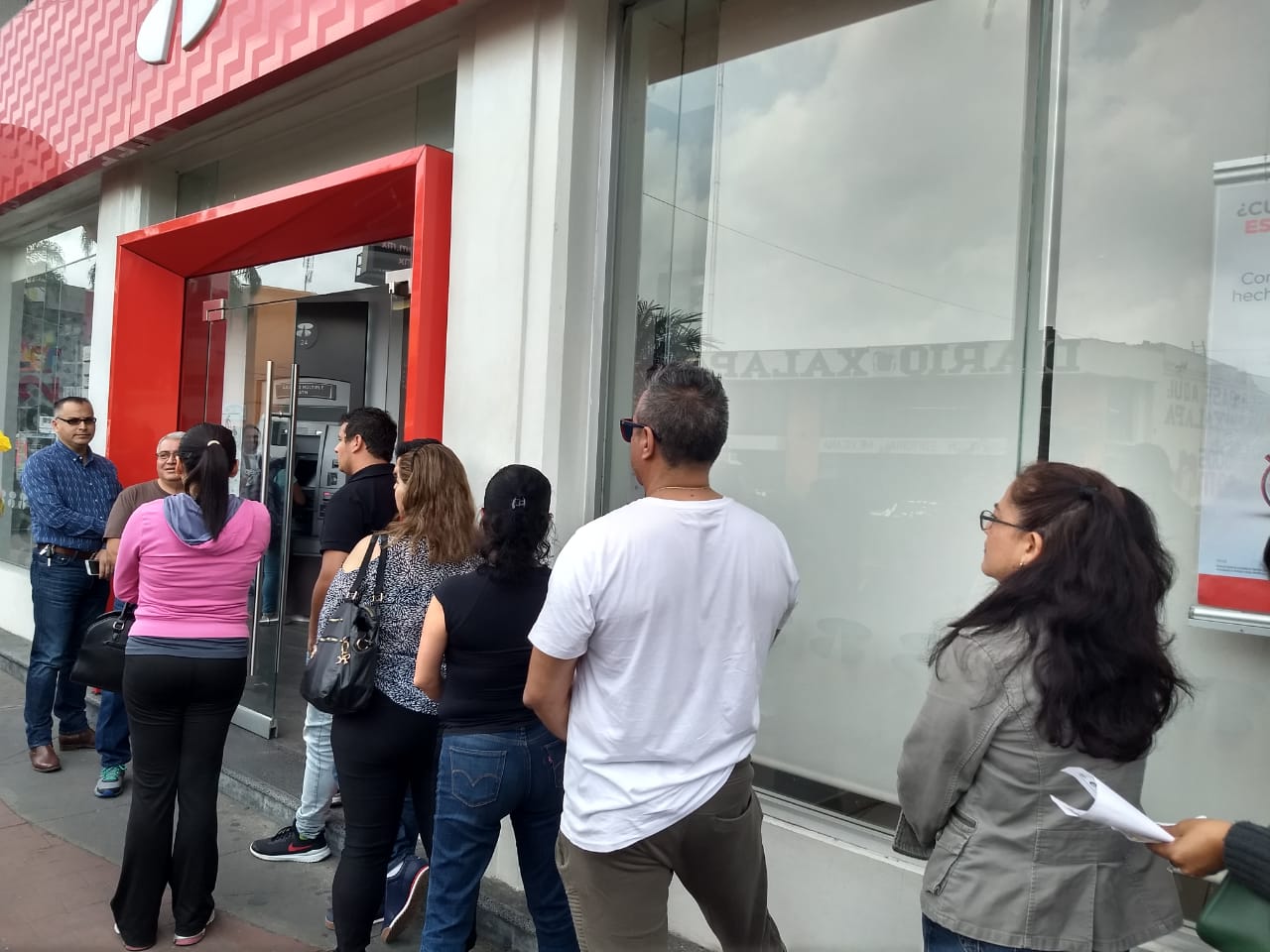 Bancos en Xalapa continúan aplicando medidas sanitarias a clientes