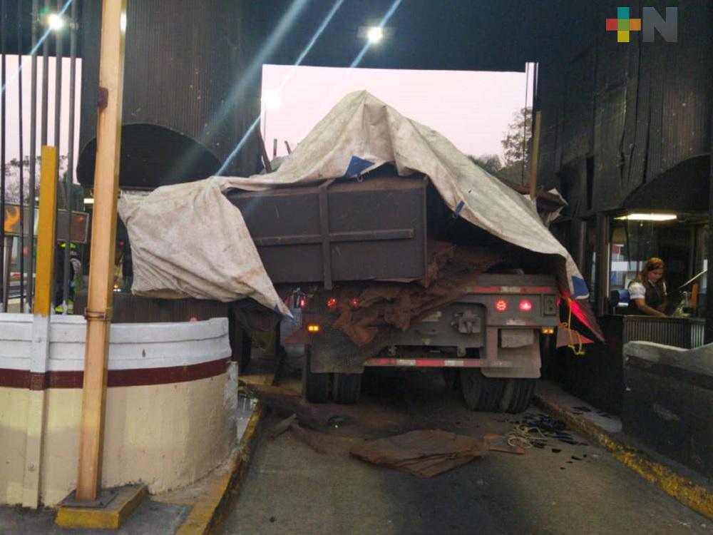 Camión se impacta en caseta de cobro; tráfico lento sobre autopista Córdoba- Orizaba