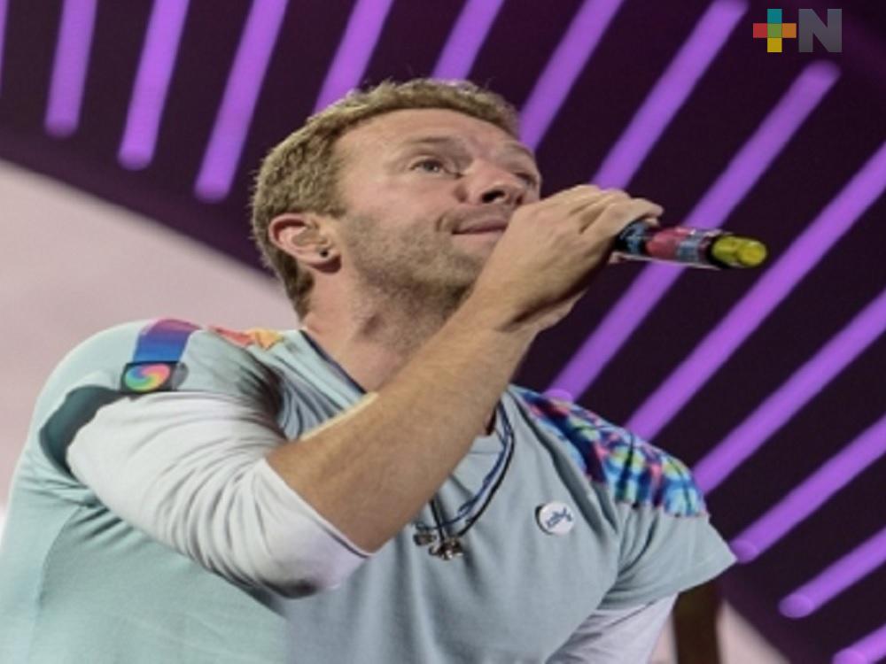 Chris Martin ofrece su música por redes sociales ante Covid-19