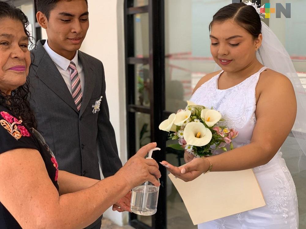Con medidas sanitarias, pareja contrae matrimonio en Coatzacoalcos
