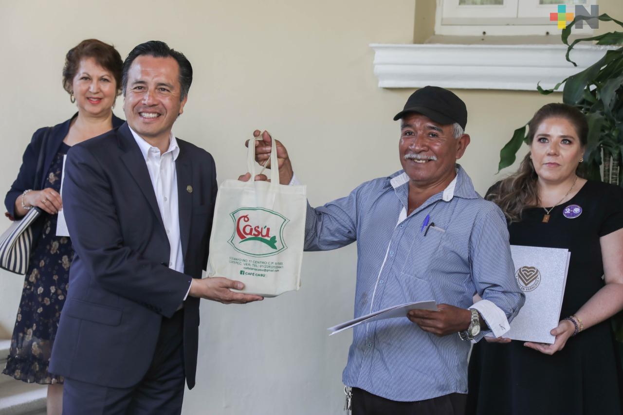 Entrega gobernador Cuitláhuac García a empresas la certificación de marca “Hecho en Veracruz”