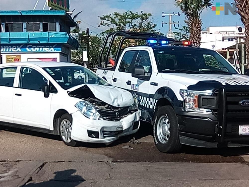 Daños materiales dejó choque entre patrulla y auto en Coatzacoalcos