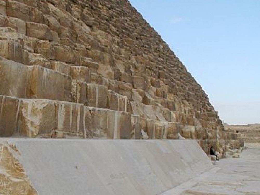 Desinfectan zona arqueológica de las Pirámides de Giza