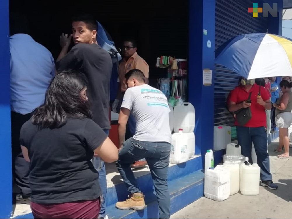 En menos de dos horas se agotan más de tres mil litros de gel antibacterial en Coatzacoalcos
