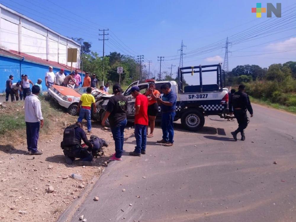 Exceso de velocidad ocasiona choque entre patrulla de policía y taxi; se reportan seis lesionados