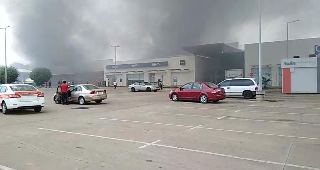 Se incendió plaza comercial en Acayucan; no hay lesionados