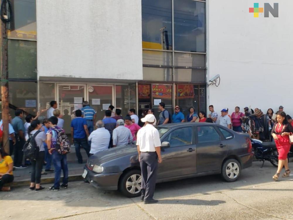 Instituciones bancarias de Coatzacoalcos lucen abarrotadas