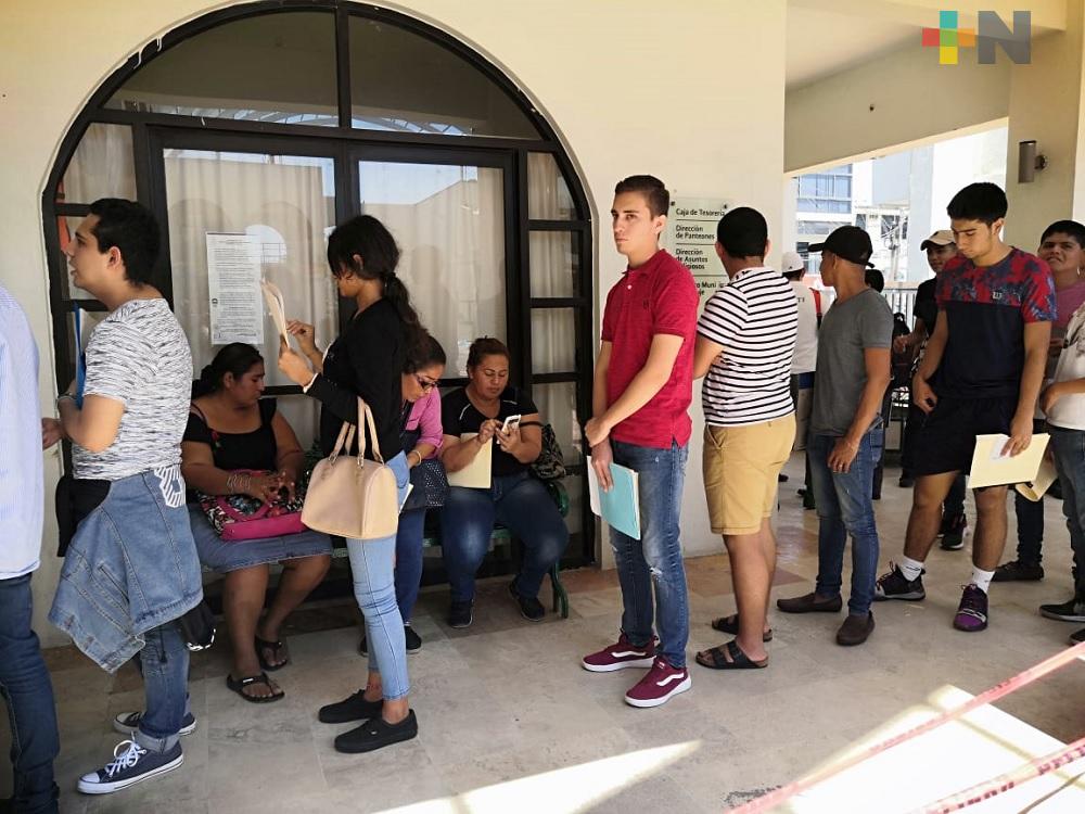 Jóvenes hacen larga fila para iniciar trámite del Servicio Militar Nacional