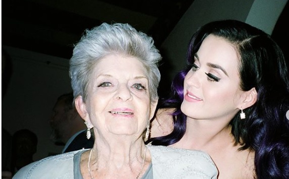 Katy Perry comparte el fallecimiento de su abuela