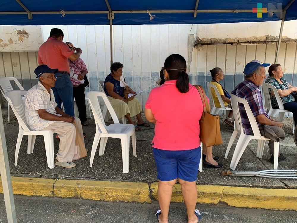 Manteniendo sana distancia, adultos mayores acuden a recibir pensión para el Bienestar