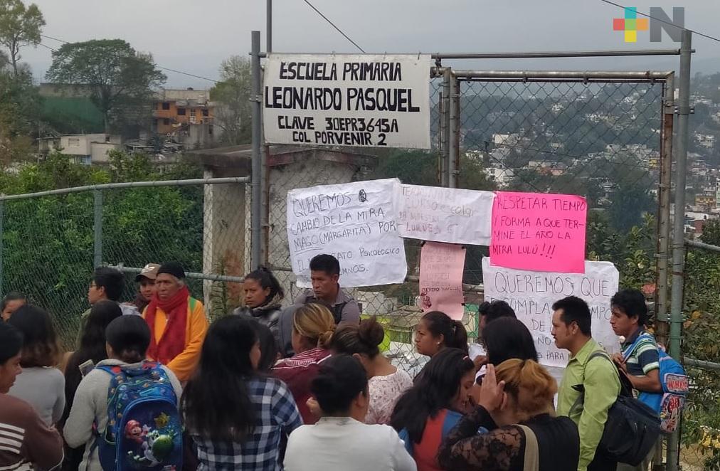 Padres de familia toman instalaciones de escuela; piden restitución de maestra