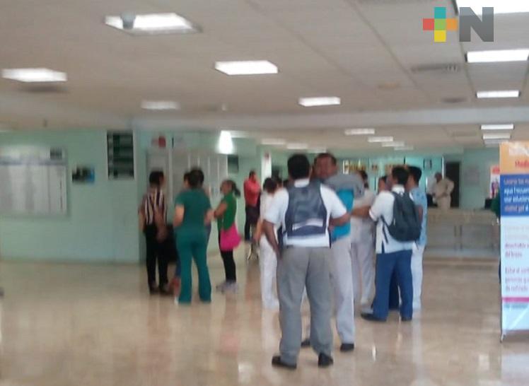 Personal médico se manifiesta en Hospital de Pemex en Minatitlán