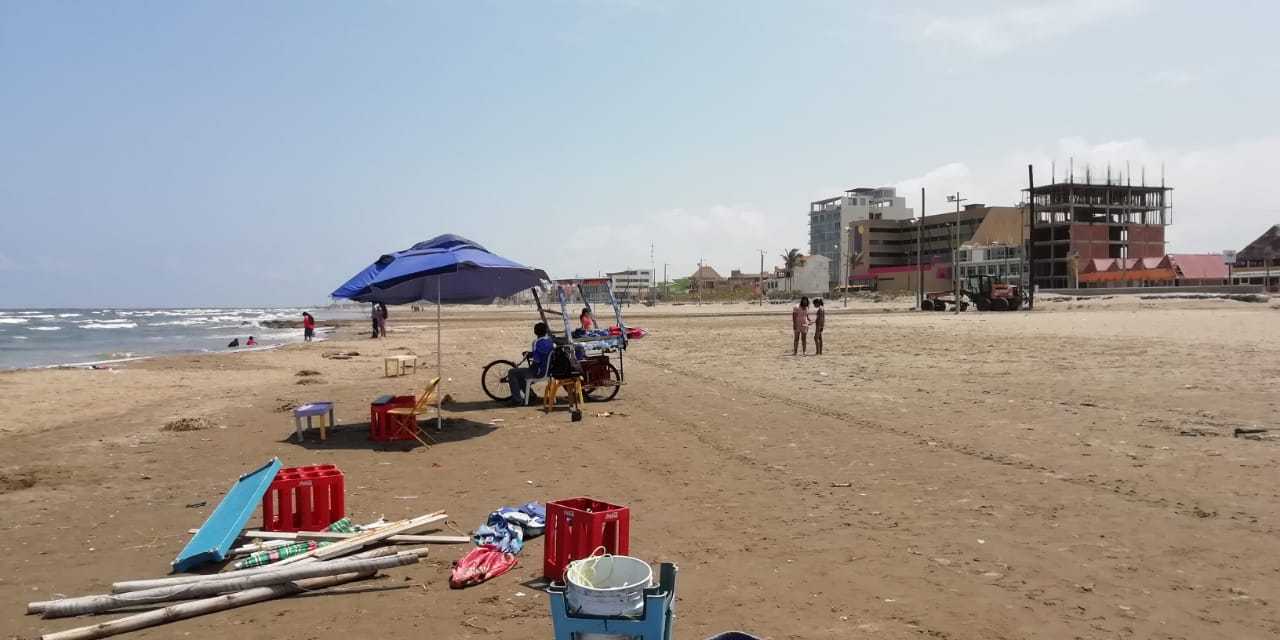 Baja afluencia registran playas de Coatzacoalcos en el fin de semana largo