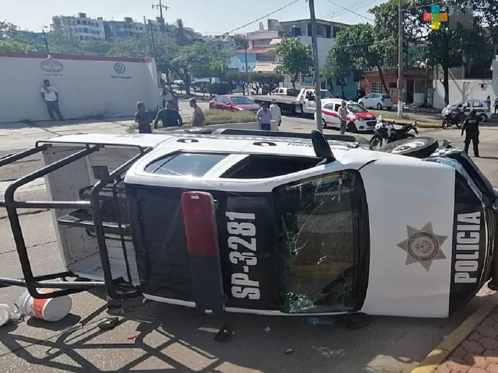 Policías estatales resultan lesionados tras volcarse patrulla en la que viajaban