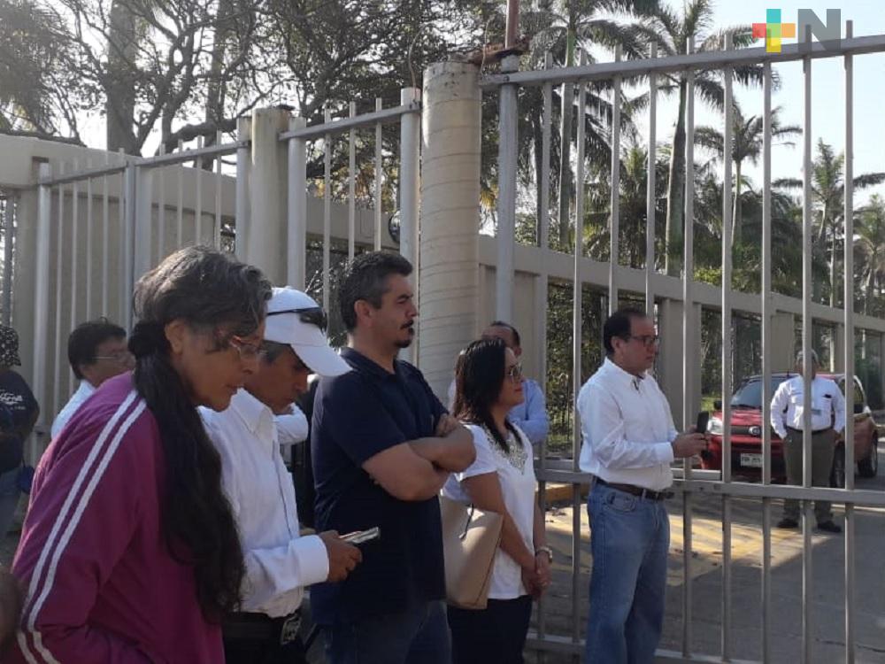 Ante despido injustificado, trabajadores de Pemex se manifiestan