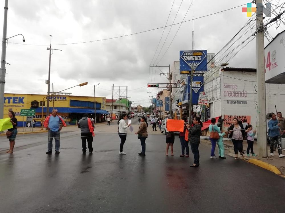 Por falta de luz en escuela de Coatzacoalcos, padres bloquean avenida; CFE restablece servicio