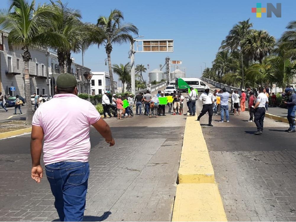 Prestadores de servicios turísticos bloquean puente Morelos de Veracruz; piden apoyo a gobierno