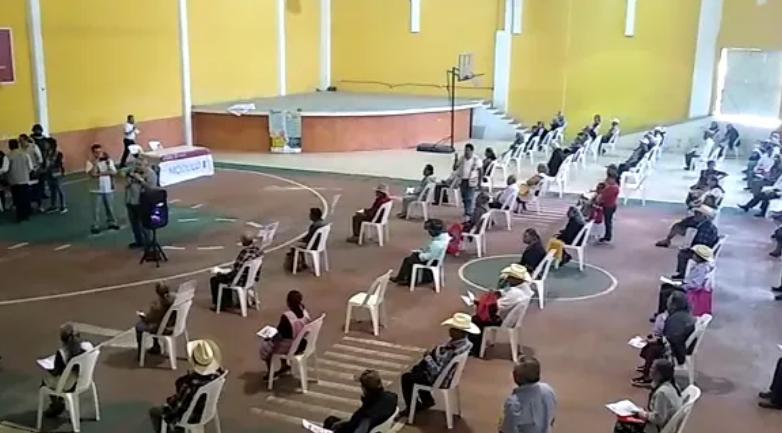 Adultos mayores reciben pensiones bajo las más estrictas medidas preventivas