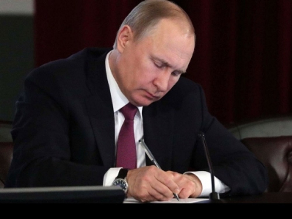 Putin firma ley para modificar Carta Magna rusa