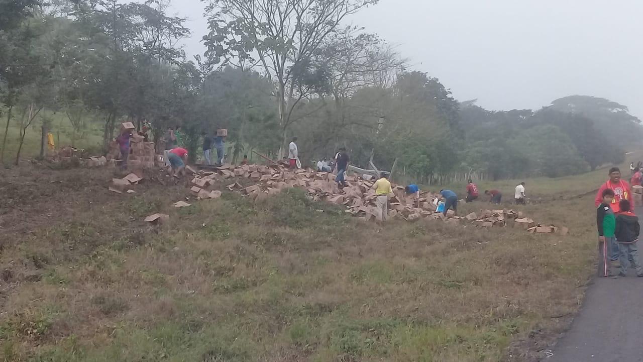 Actos de rapiña en trailer cargado de cerveza que volcó, en la autopista Acayucan-Cosamaloapan