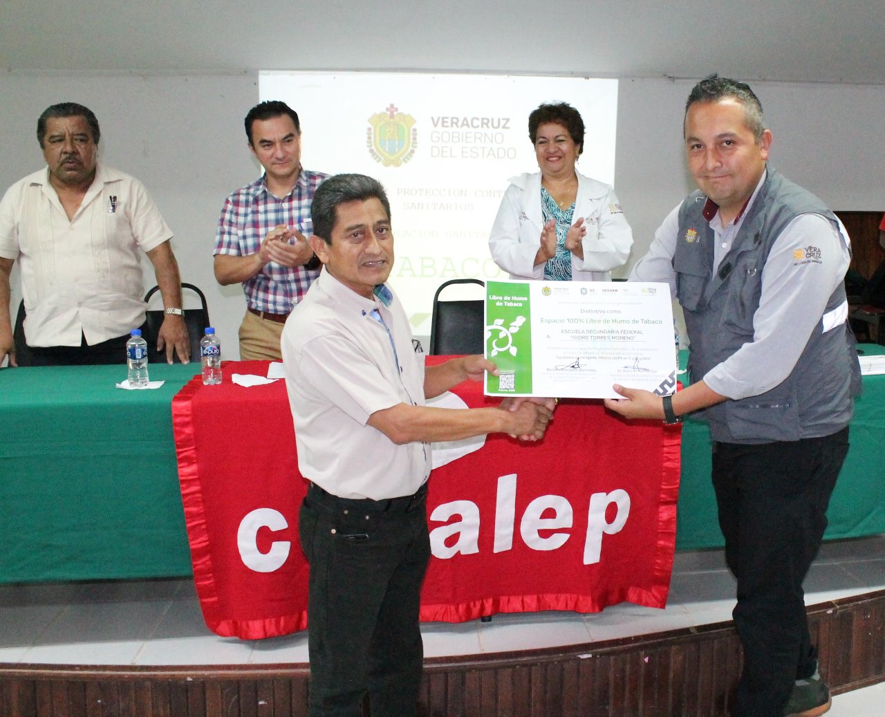 Reciben escuelas de San Andrés Tuxtla distintivos “Espacio 100% libre de humo de tabaco”