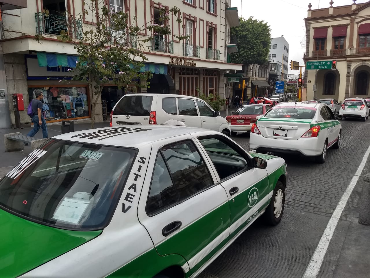Taxistas xalapeños en espera de instrucciones para combatir el Covid-19