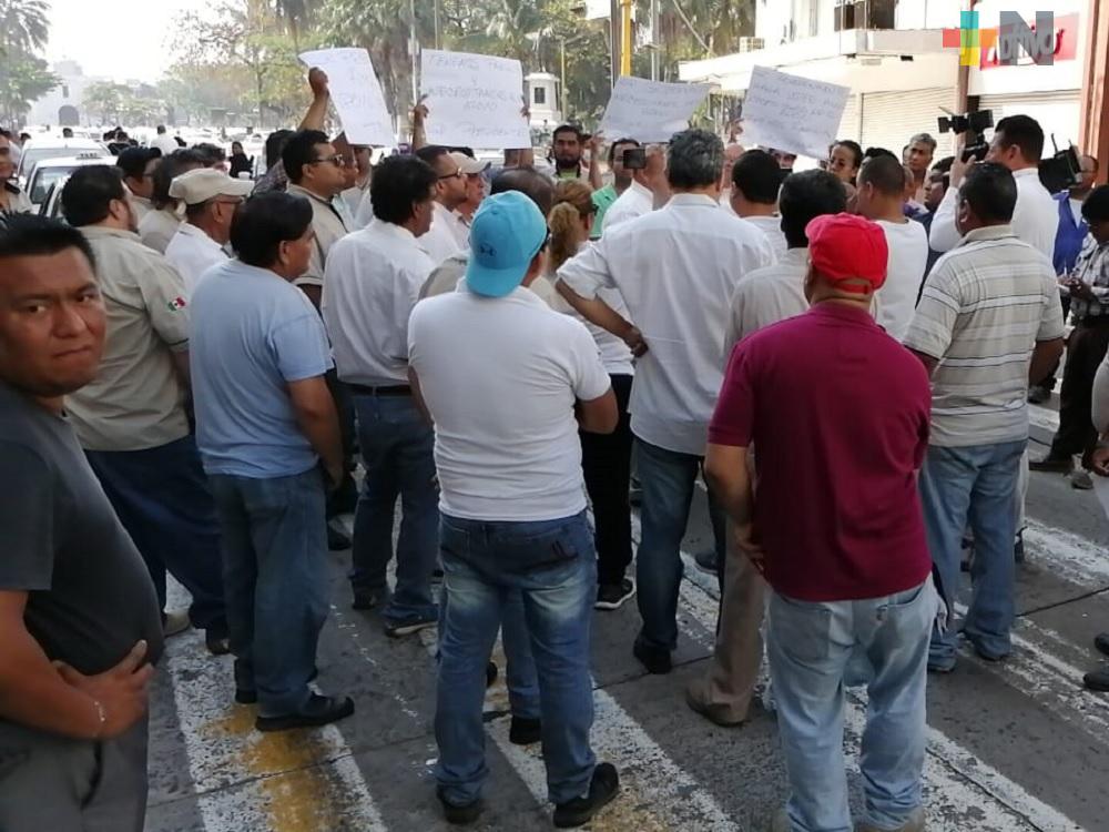 Taxistas se manifiestan por complicada situación económica que atraviesan