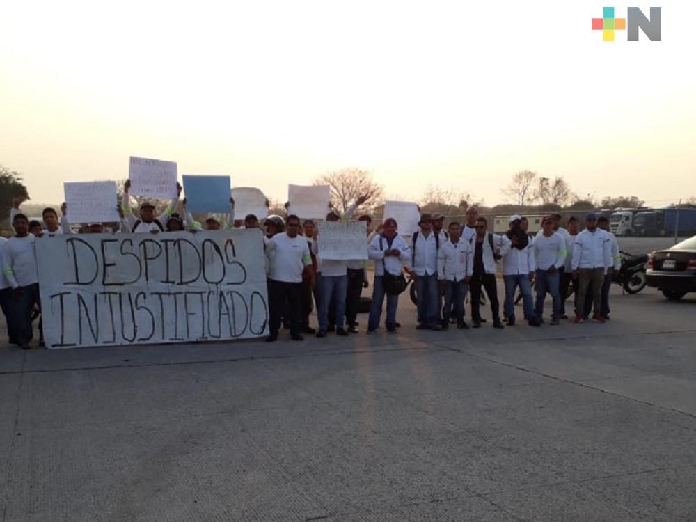 Trabajadores bloquean carretera por despidos injustificados y malas condiciones laborales