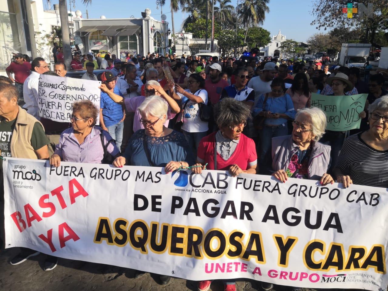 Usuarios de Grupo MAS y CAB se manifiestan en la ciudad de Veracruz