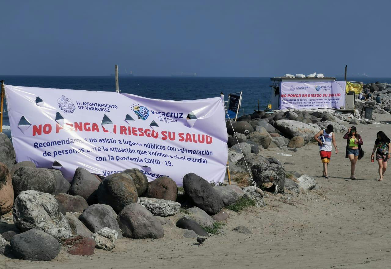 Pese a recomendaciones sanitarias, personas acuden a playas de Veracruz