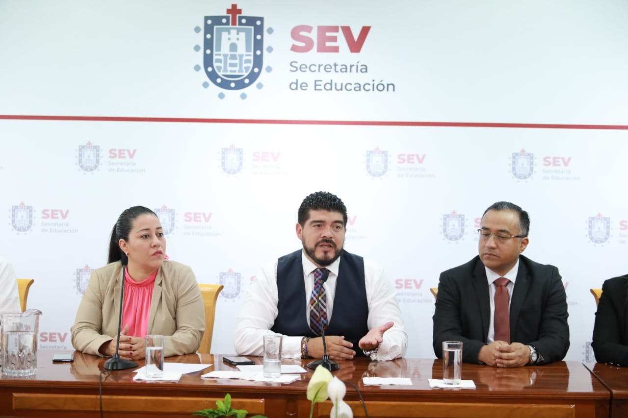 Sólo el Gobernador tiene la facultad de suspender clases: Zenyazen Escobar