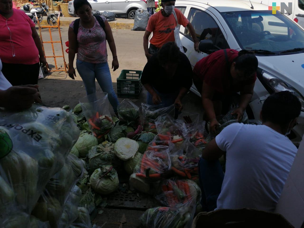 Mechones de Esperanza dona bolsas de verdura a personas carentes de recursos