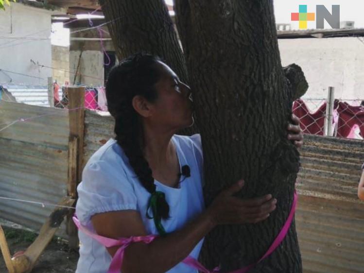 Ambientalista se casa con un árbol