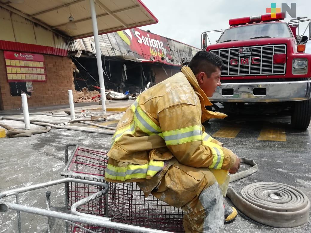 Bomberos controló incendio  de centro comercial en Acayucan